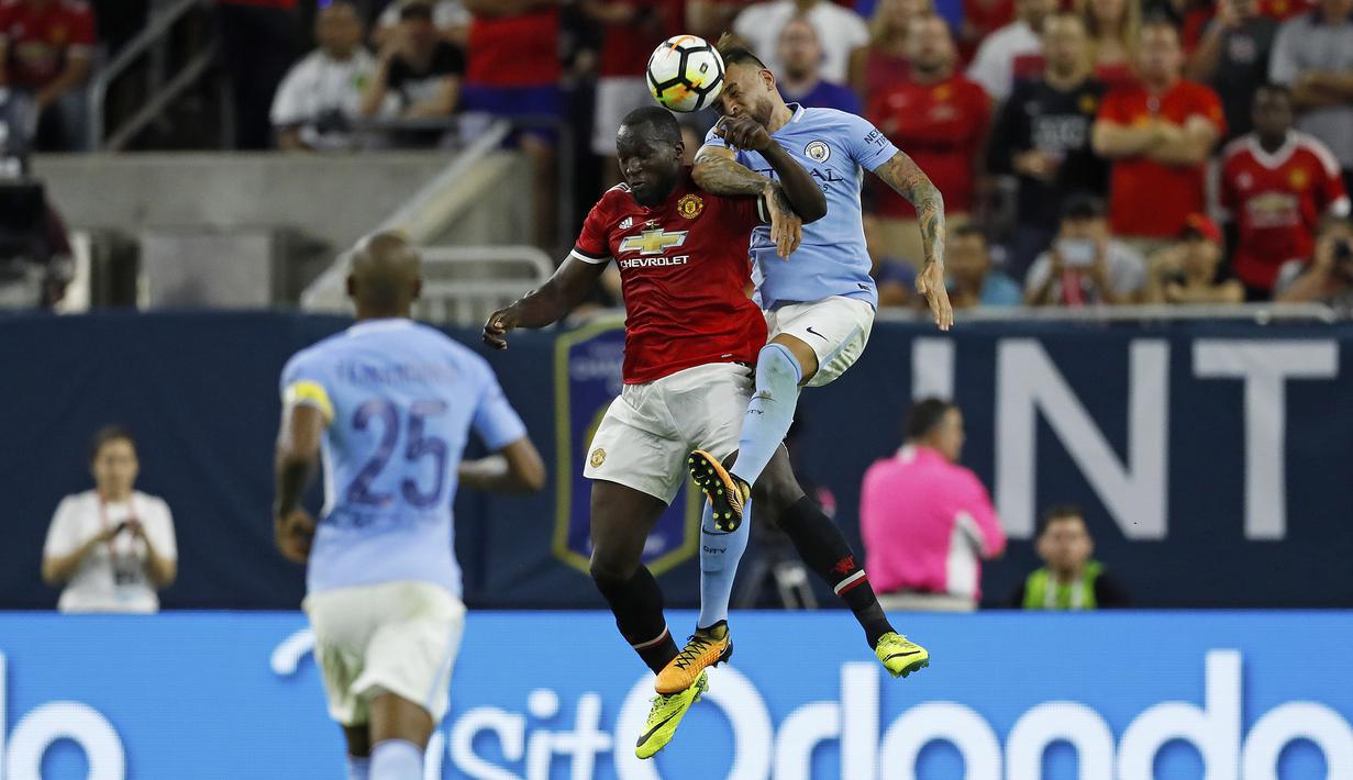 Duel Romelu Lukaku dan pemain Manchester City, Nicolas Otamendi (kanan) pada laga International Champions Club di NRG Stadium, Houston, (20/7/2017). MU menang 2-0. (AFP/Aaron M. Sprecher)