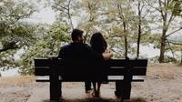Ilustrasi pasangan, pacaran, kencan. (Photo by Kelly Sikkema on Unsplash)