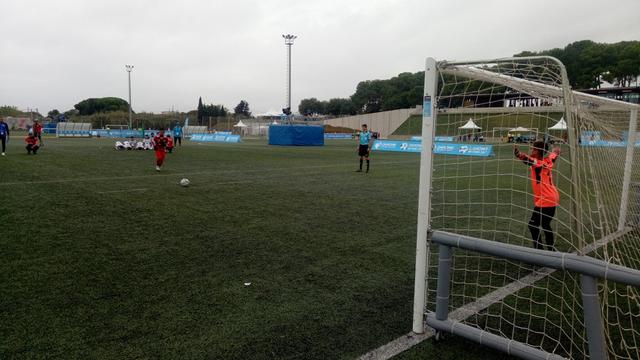Wakil Indonesia, FOSSBI Rajawali Muda (merah) memastikan diri lolos  ke babak semifinal dunia Danone Nations Cup (Liputan6.com / Jonathan Pandapotan)