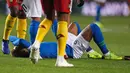 Penyerang timnas Brasil dan PSG, Neymar Jr menjatuhkan diri di lapangan saat melakoni laga uji coba melawan timnas Kamerun di Stadion MK, Buckinghamshire, Rabu (21/11). Neymar mengalami cedera pangkal paha pada menit ke-8. (AP/Frank Augstein)