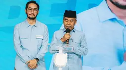 Jeje Ritchie Ismail atau Jeje Govinda berpasangan dengan Asep Ismail ada di nomor urut dua pilbup Bandung Barat. Di momen debat perdana, keduanya kompak memakai kemeja biru muda. Jeje juga ditemani oleh beberapa seleb termasuk keluarganya yang hadir, Syahnaz Sadiqah, Nisya Ahmad, Celine Evangelista, Tarra Budiman dan istri, Gya Sadiqah. (Liputan6.com/IG/@ritchieismail)