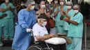 Veteran Perang Dunia II asal Brasil, Ermando Armelino Piveta meninggalkan Rumah Sakit Angkatan Bersenjata setelah pulih dari covid-19 di Brasilia, Selasa (14/4/2020). Kakek 99 tahun itu dipulangkan dari rumah sakit diiringi penghormatan militer dengan terompet dan tepuk tangan. (EVARISTO SA/AFP)