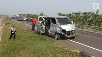 Sebuah mobil Grand max ditarik derek mobil akibat kecelakaan tunggal yang terjadi di KM 152 Tol Cipali, Jawa Barat, Minggu (10/6). Pada kecelakaan tunggal, 8 penumpang menderita luka-luka.  (Liputan6.com/Arya Manggala) 