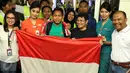 Pemain Timnas Indonesia, Andik Vermansyah (tengah) berfoto bersama penggemarnya di Bandara Soekarno Hatta, Tangerang, Minggu (18/12). Sebelumnya, Indonesia melakoni laga final kedua Piala AFF 2016 kontra Thailand. (Liputan6.com/Helmi Fithriansyah)