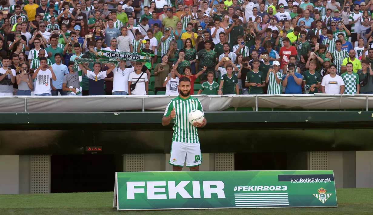 Gelandang Nabil Fekir berpose selama presentasi resmi dirinya sebagai pemain baru Real Betis di stadion Benito Villamarin, Seville (6/8/2019). Fekir direkrut Betis dengan harga 20 juta euro atau sekitar 312 miliar rupiah. (AFP Photo/Cristina Quicler)