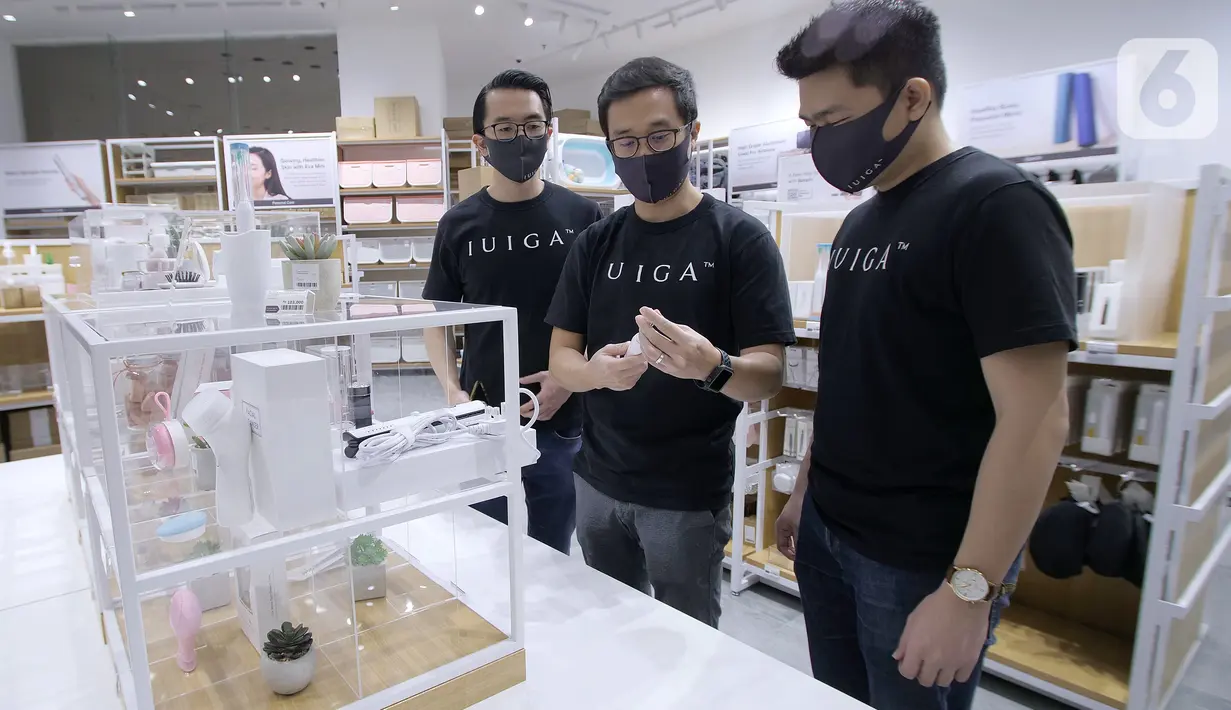 Mengusung konsep IUIGA Retail+, gerai pertama yang dibuka di Mall of Indonesia, Jakarta menawarkan pembayaran tanpa kasir bagi para pengunjung yang ingin berbelanja. Pengunjung hanya memindai kode QR untuk mendapatkan informasi produk, pabrik dan transparansi harga. (Liputan6.com/HO/Sanie)