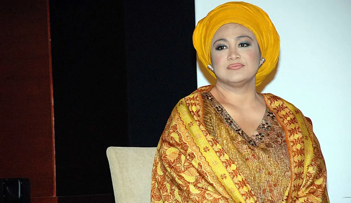 Dewi Hughes dikenal sebagai presenter yang mengenakan hijab di berbagai kesempatan. Akan tetapi tiba-tiba ia memutuskan untuk melepas hijabnya. Namun belakangan ini, ia terlihat mengenakan hijab lagi. (Foto: Kapanlagi.com)
