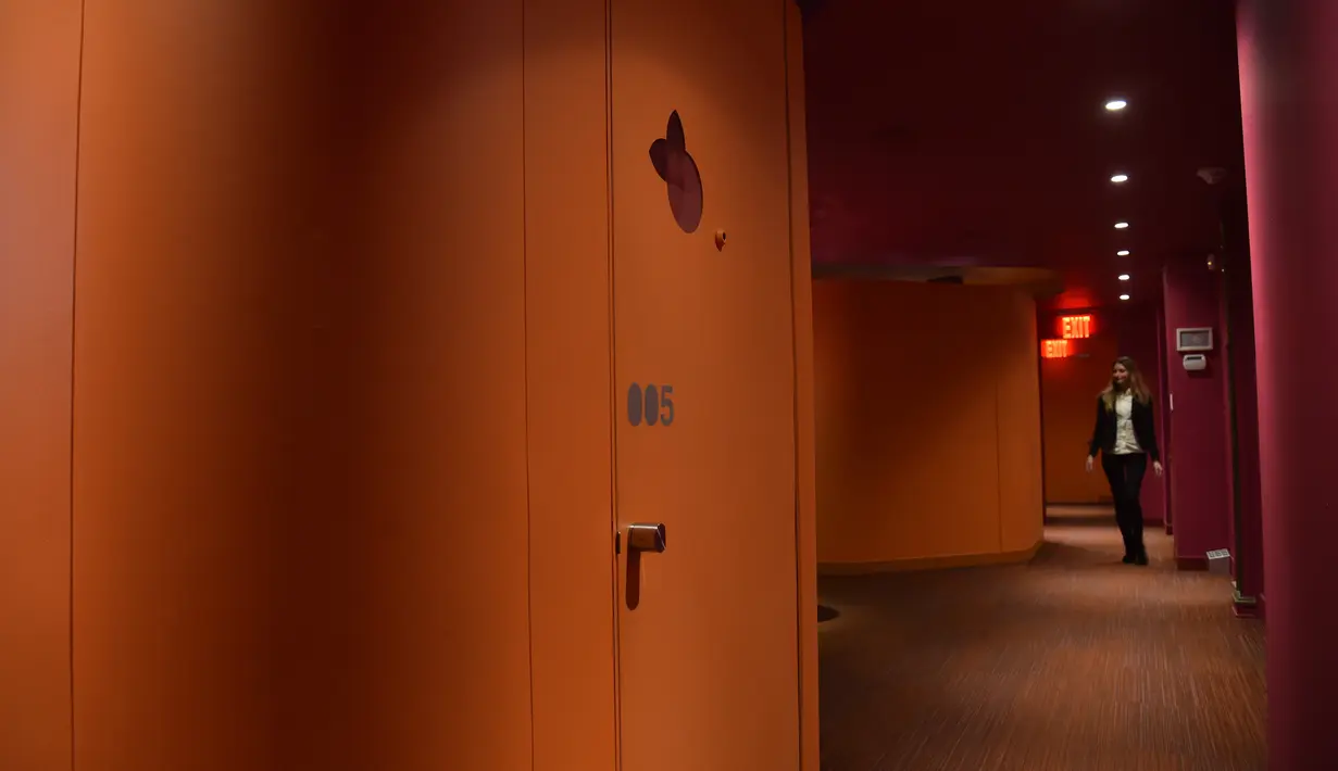Sejumlah kabin untuk tidur siang terlihat di YeloSpa, di New York, (1/5). Para pekerja di New York saat ini lebih memilih untuk tidur siang sebentar selama jam kerja dibandingkan meminum kopi atau minuman berenergi. (AFP Photo/Hector Retamal)