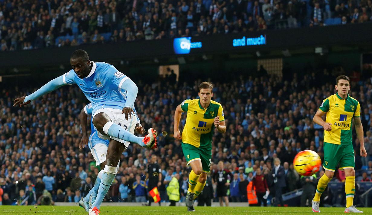 Pemain Manchester City, Yaya Toure, mencetak gol melalui penalti ke gawang Norwich City dalam laga Liga Premier Inggris di Stadion Etihad, Manchester, Sabtu (31/10/2015) malam WIB. (AFP Photo/Lindsey Parnaby)
