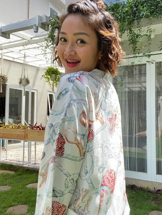 “Terus aku selalu menyediakan waktu buat diri sendiri biar tetep waras.. plus satu lagi.. walau #dirumahaja kadang aku tetep agak dandan sedikit, biar pas ngaca ngeliat diri sendiri gak berasa acak-acakan banget,” lanjutnya. (Instagram/pandasuper)