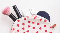 9 Benda ini Tidak Perlu Ada dalam Tas Makeup Anda
