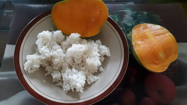 6 Potret Makan Nasi Pakai Buah Ini Nyeleneh Banget, Kocak