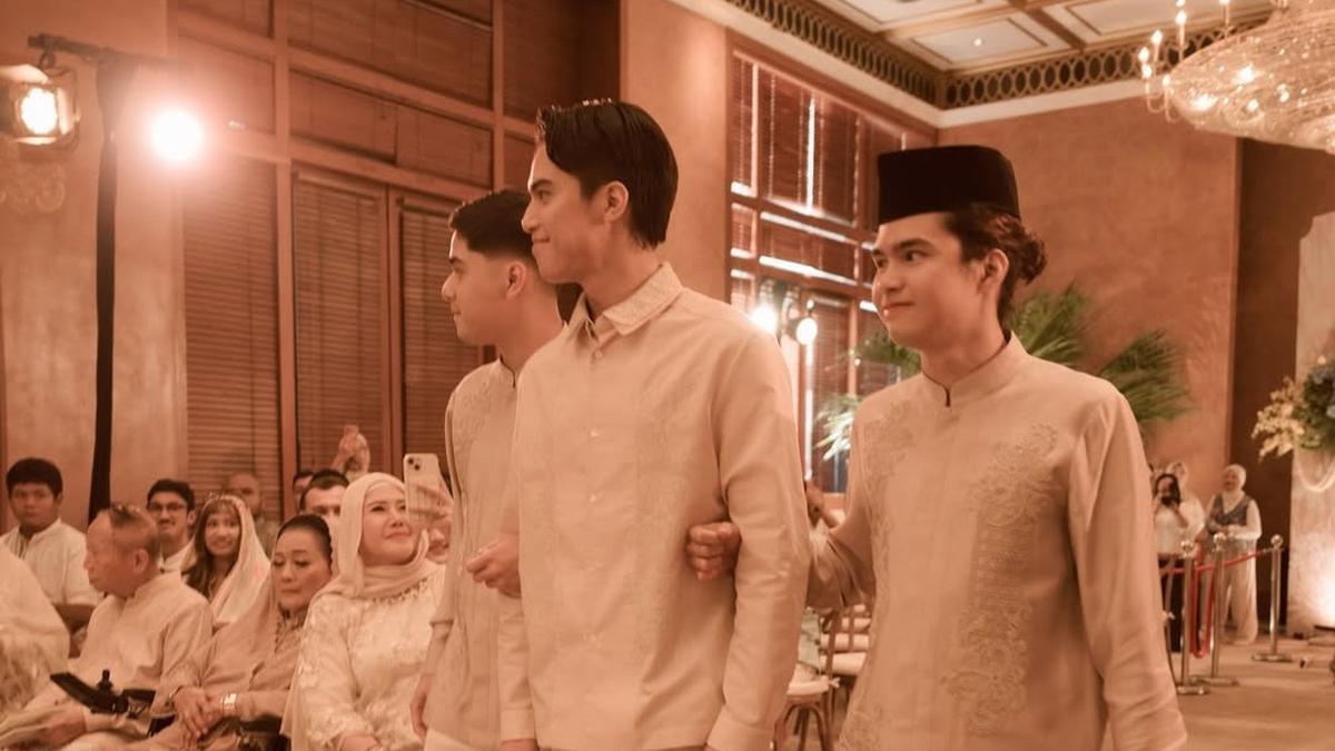 6 Potret El Rumi Didampingi Al dan Dul di Acara Pengajian-Siraman Jelang Pernikahan
