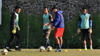 Deretan kiper Arema dapat porsi latihan lebih berat jelang melawan Persib. (Bola.com/Iwan Setiawan)