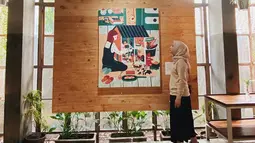 Natasha Rizky memang kerap meluangkan waktunya dengan nongkrong di berbagai kafe yang instagramable. Ia kerap mengabadikan penampilannya dengan lukisan-lukisan yang ada di kafe. Gayanya yang stylish membuat Natasha Rizky terlihat begitu memukau. (Liputan6.com/IG/@natasharizkynew)