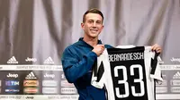 Sederet pemain telah sukses mengenakan jersey bernomor 10 Juventus, tapi Federico Bernardeschi memilih angka 33. (twitter.com/juventusfcen)