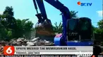 Perselingkuhan jadi pemicu pasutri di Desa Krebet, Kecamatan Jambon, Ponorogo merobohkan rumah mereka. Perobohan rumah dengan alat berat itu viral di media sosial.