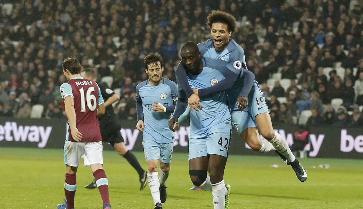Pemain Manchester City, Yaya Toure (2kiri) menyumbangkan satu gol lewat titik putih saat melawan West Ham pada lanjutan Premier League di Olympic Stadium, London. (1/2/2017). (AP/Frank Augstein)