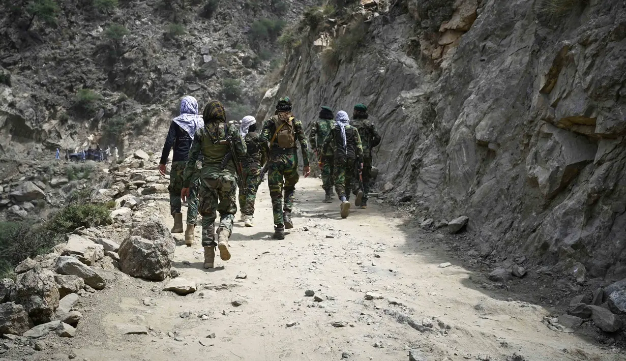 Pemerintah Afghanistan pada Rabu (3/9/2025) telah menurunkan pasukan komando ke wilayah pegunungan di timur negara itu guna mengevakuasi para penyintas yang masih terjebak di bawah reruntuhan rumah. (AP Photo/Nava Jamshidi)