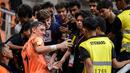 Kiper Timnas Prancis U-17, Paul Argney melayani permintaan selfie para fans setelah mengalahkan Timnas Senegal 5-3 lewat adu penalti pada babak 16 besar Piala Dunia U-17 di Jakarta International Stadium, Jakarta Utara, Rabu (22/22/2023) malam WIB. (Bola.com/Bagaskara Lazuardi)
