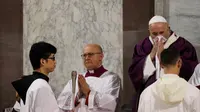 26 Februari 2020, Paus Fransiskus menyeka hidungnya saat Misa Rabu Abu di dalam Basilika Santa Sabina di Roma. Gregorio Borgia (AP)
