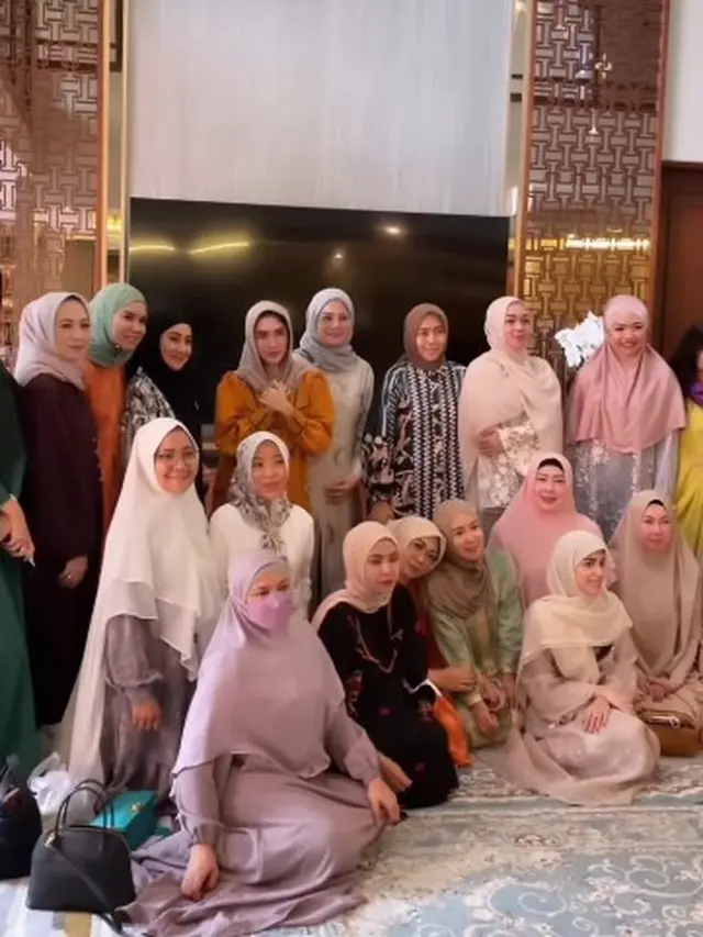 Ussy Sulistiawaty ikut pengajian (Instagram/ussypratama)