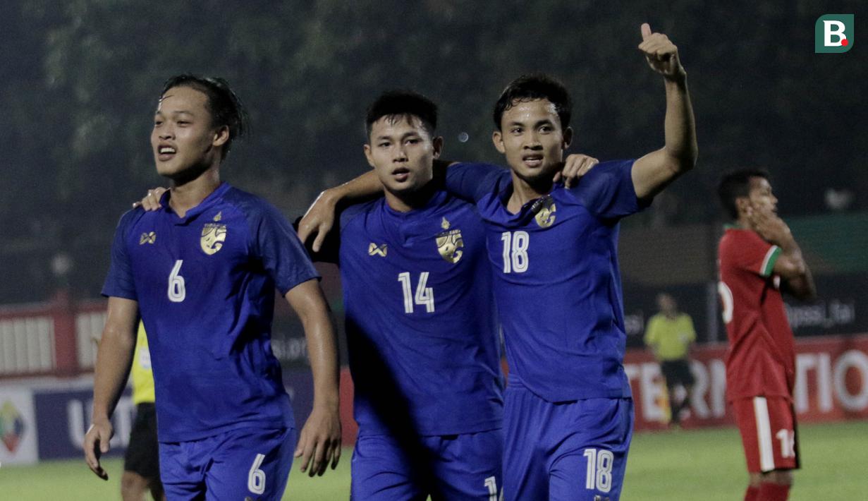 Pemain Thailand merayakan gol yang dicetak oleh Settawut Wongsai ke gawang Indonesia pada laga persahabatan di Stadion PTIK, Jakarta, Kamis, (31/5/2018). Indonesia takluk 1-2 dari Thailand. (Bola.com/M Iqbal Ichsan)