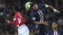 Bek PSG, Thiago Silva berebut bola dengan pemain AS Monaco, Fode Ballo-Toure pada pertandingan lanjutan Liga Prancis di Stadion Louis II, Monaco (15/1/2020). PSG menang telak atas Monaco 4-1. (AP Photo/Daniel Cole)