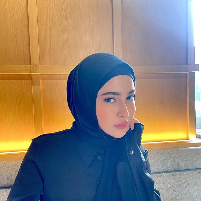 6 Potret Miskah Kakak Ipar Fadil Jaidi dari Sebelum hingga Setelah Menikah, Dipuji Bak Barbie