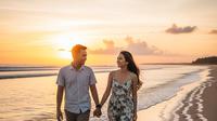 Prompt Gemini AI di Pantai bersama Pasangan