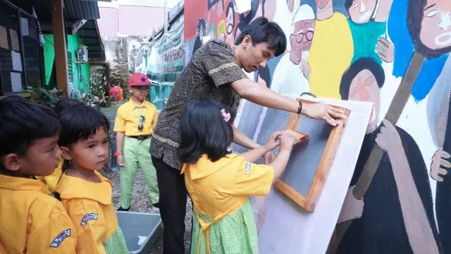 Murid TK di Pekanbaru membuat mural bertema lingkungan hidup.
