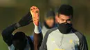 Pemain Liverpool Sadio Mane (kiri) dan Luis Diaz menghadiri sesi latihan di tempat latihan mereka di Liverpool, Senin (7/3/2022). Liverpool akan menyambut Inter Milan pada babak 16 besar Liga Champions di Anfield pada Rabu, 9 Februari 2022 dini hari WIB. (Lindsey Parnaby / AFP)