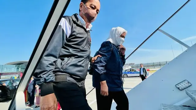 Ibu Negara Iriana Jokowi dan Presiden Jokowi di tangga pesawat. (Foto: Dok. Instagram terverifikasi @jokowi)
