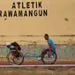 Atlet kursi roda Provinsi DKI Jakarta berlatih di Stadion Atletik Gelora Rawamangun, Jakarta, Selasa (6/10/2015). Latihan ini menjadi persiapan jelang Kejurnas National Paralympic Commite Indonesia 2015 pada akhir Oktober. (Liputan6.com/Gempur M Surya)