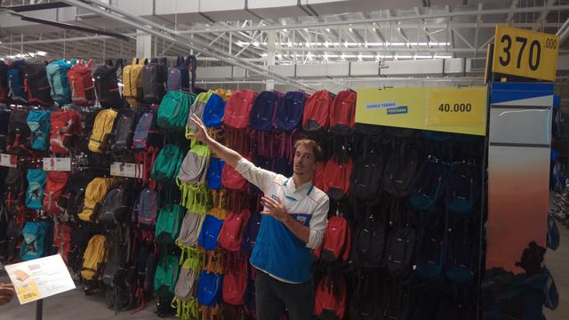 CEO Decathlon Indonesia, Jeremie Ruppert, tengah menerangkan produk yang dijual di Decathlon