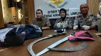 Barang bukti senjata tajam yang disita polisi dari empat geng motor brutal di Pekanbaru. (Liputan6.com/M Syukur)
