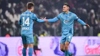 Bek Venezia asal Indonesia, Jay Idzes, merayakan gol yang dicetaknya ke gawang Juventus bersama rekannya dalam pertandingan giornata 16 Serie A Liga Italia 2024/2025 di Allianz Stadium, Minggu (15/12/2024) dini hari WIB. Gol ini tak hanya menjadi penentu kemenangan Venezia, tetapi juga gol perdana Jay Idzes di Serie A. (MARCO BERTORELLO / AFP)