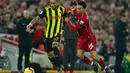 Aksi Roberto pada laga lanjutan Premier League yang berlangsung di stadion Anfield, Liverpool, Kamis (28/2). Liverpool menang 5-0 atas Watford. (AFP/Anthony Devlin)