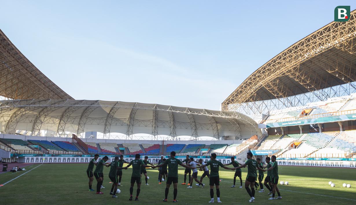 Para pemain Timnas Indonesia membentuk lingkaran saat latihan di Stadion Wibawa Mukti, Jawa Barat, Senin (10/9/2018). Latihan ini persiapan jelang laga uji coba melawan Mauritius. (Bola.com/Vitalis Trisna)