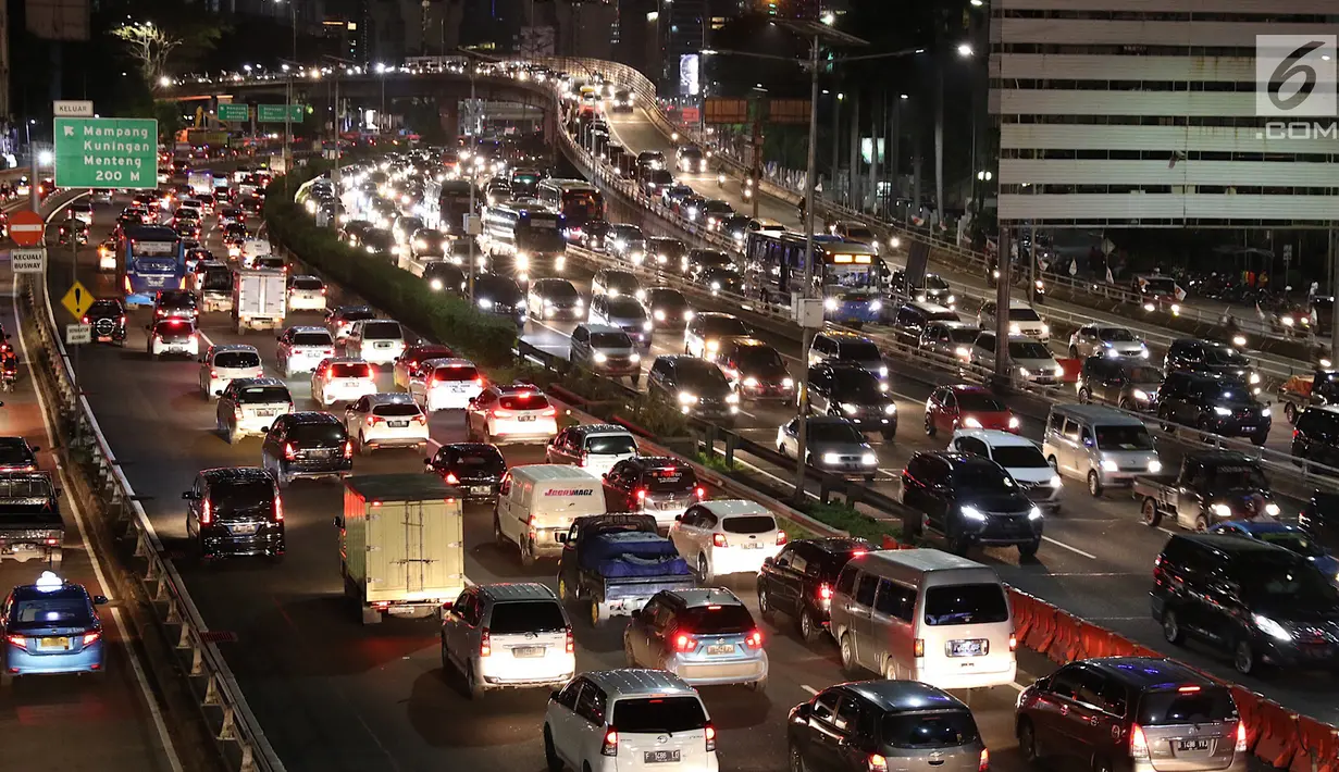 Kendaraan terjebak kemacetan saat melintasi Tol Dalam Kota dan Jalan Gatot Soebroto di Jakarta, Kamis (15/2). Jelang libur Imlek, kemacetan tetap terjadi di sejumlah ruas jalan protokol Ibu Kota. (Liputan6.com/Immanuel Antonius)