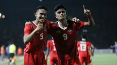 Tuntas sudah puasa 32 tahun medali emas Indonesia dari cabor sepak bola SEA Games setelah Timnas Indonesia U-22 asuhan Indra Sjafri memenangi laga final penuh drama atas Thailand pada SEA Games 2023 di National Olympic Stadium, Phnom Penh, Kamboja, Selasa (16/5/2023). Kemenangan 5-2 (2-2) Timnas Garuda Muda atas Thailand diraih lewat laga yang harus diselesaikan melalui perpanjangan waktu. Sempat terjadi dua kali keributan di bench pemain dalam laga tersebut, yaitu saat Thailand menyamakan skor 2-2 di penghujung injury time babak kedua dan saat Irfan Jauhari membawa Timnas Indonesia unggul 3-2 di awal perpanjangan waktu babak pertama. (Bola.com/Abdul Aziz)