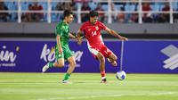Rafael Struick berhasil menyumbangkan satu gol saat Timnas Indonesia U-23 melumat Makau dengan skor 5-0 pada laga kedua Grup J Kualifikasi Piala Asia U-23 2026 di Stadion Gelora Delta Sidoarjo, Sabtu (6/9/2025) malam WIB. (Bola.com/Abdul Aziz)