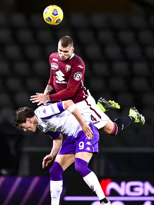 Pemain Torino Lyanco (atas) berebut bola dengan pemain Fiorentina Dusan Vlahovic pada pertandingan Liga Italia di Olympic Stadium, Turin, Italia, Jumat (29/1/2021). Bermain dengan sembilan pemain, Fiorentina berhasil menahan imbang Torino 1-1. (Fabio Ferrari/LaPresse via AP)