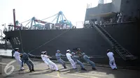 Para awak kapal menarik JS Yuudachi yang tiba di Pelabuhan Tanjung Priok, Jakarta, Senin (22/8). Kapal pasukan bela diri maritim Jepang mengunjungi Indonesia untuk mempererat persahabatan kedua negara dibidang Maritim. (Liputan6.com/Faizal Fanani)