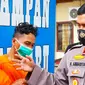 Kepala Polsek Tampan Kompol Hotmartua Ambarita berbincang dengan jambret yang menewaskan emak-emak di Pekanbaru. (Liputan6.com/M Syukur)
