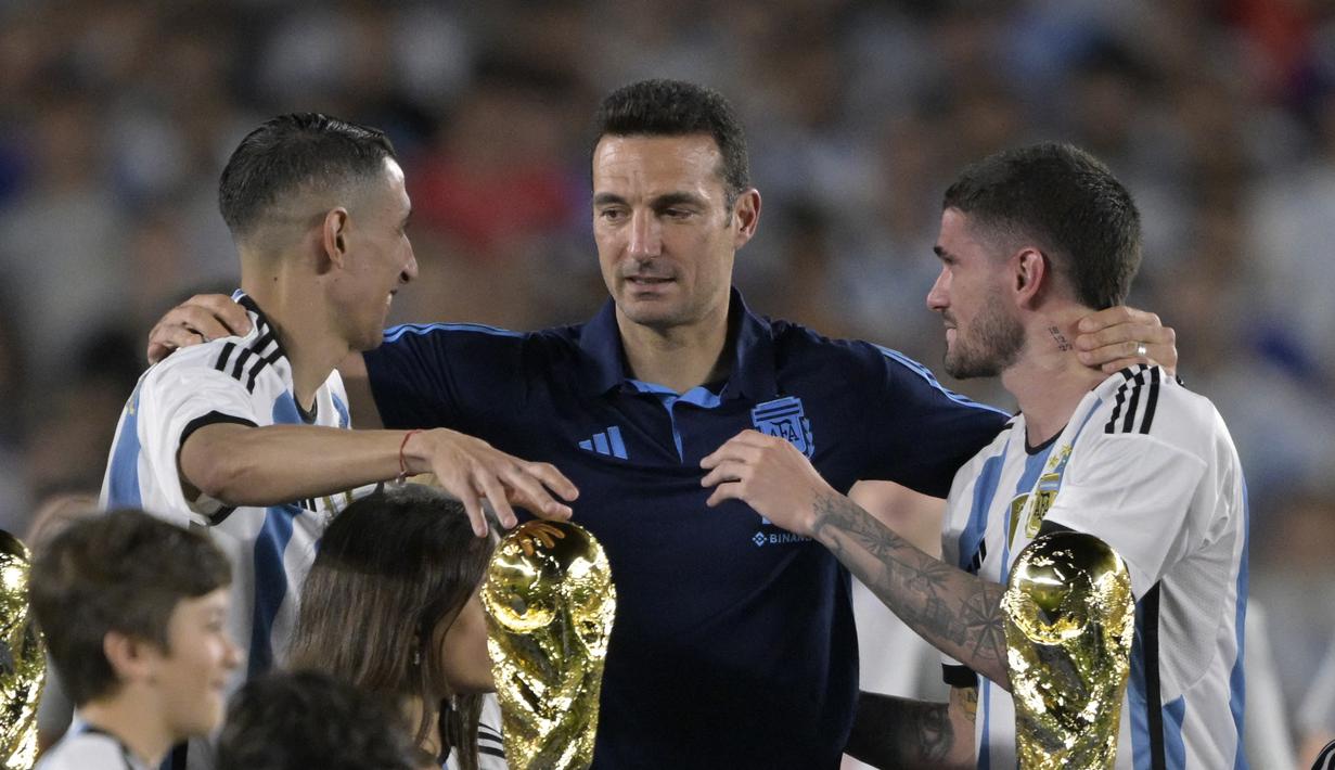 Senyum semringah terpcancar dari Angel Di Maria (kiri), Rodrigo De Paul (kanan), dan sang pelatih, Lionel Scaloni. Mereka terlihat terharu, bahkan sampai berkaca-kaca. (AFP/Luis Robayo)