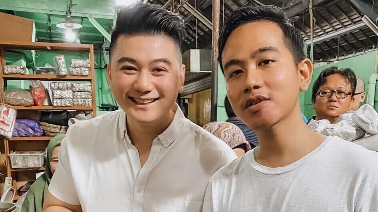 Potret Chef Arnold dan Gibran Rakabuming Blusukan Ke Pasar