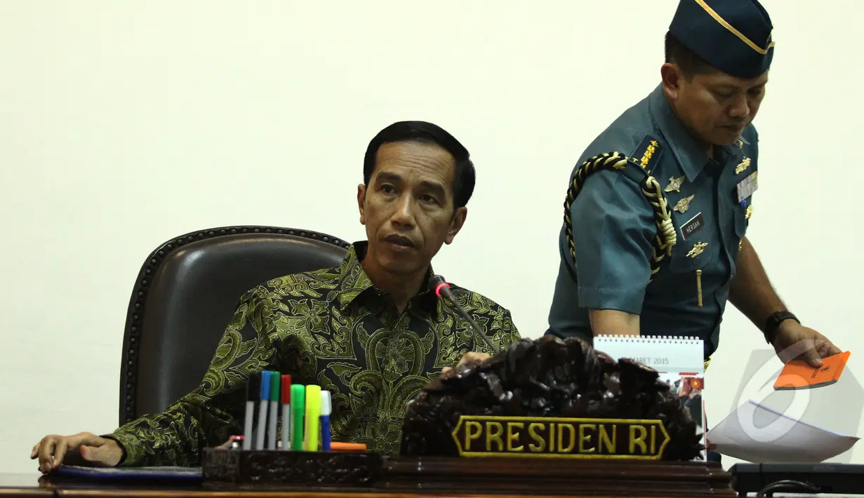 Presiden Joko widodo saat memimpin rapat terbatas di Kantor Presiden, Komplek Istana Kepresidenan, Jakarta, Senin (16/3/2015). (Liputan6.com/Faizal Fanani)