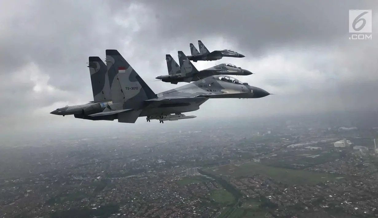 Tiga pesawat Sukhoi saat mengudara di langit Jakarta, Rabu (20/12).  Panglima TNI Marsekal Hadi Tjahjanto, Kapolri Jenderal Tito Karnavian, Kasad Jenderal Mulyono dan Kasal Laksamana Ade Supandi menjajal pesawat tersebut. (Liputan6.com/Pool)