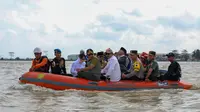 Penjabat Gubernur Jawa Tengah, Nana Sudjana meninjau lokasi banjir di Kabupaten Jepara dan Kabupaten Demak, Senin, 18 Maret 2024.
